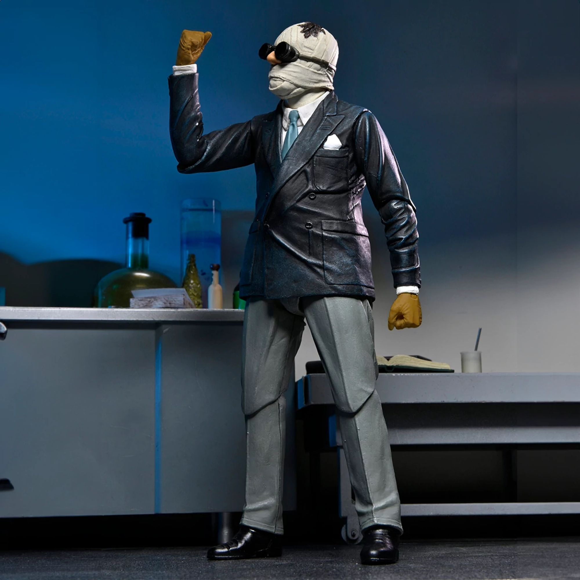 UNIVERSAL MONSTERS - 7" SCALE ACTION FIGURE - ULTIMATE INVISIBLE MAN