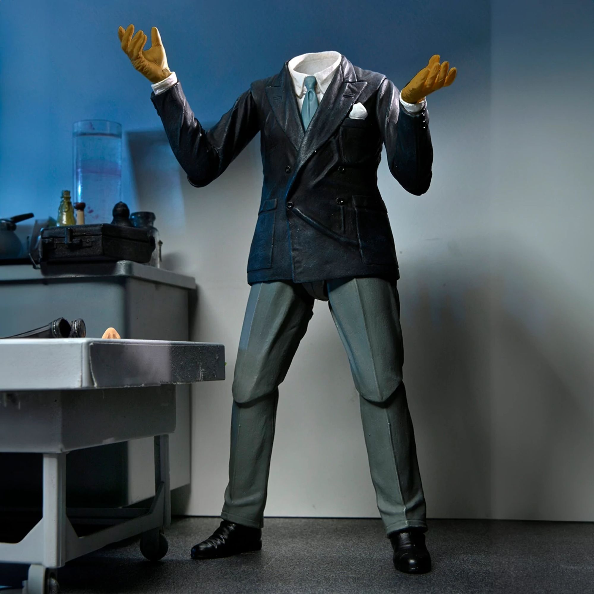 UNIVERSAL MONSTERS - 7" SCALE ACTION FIGURE - ULTIMATE INVISIBLE MAN