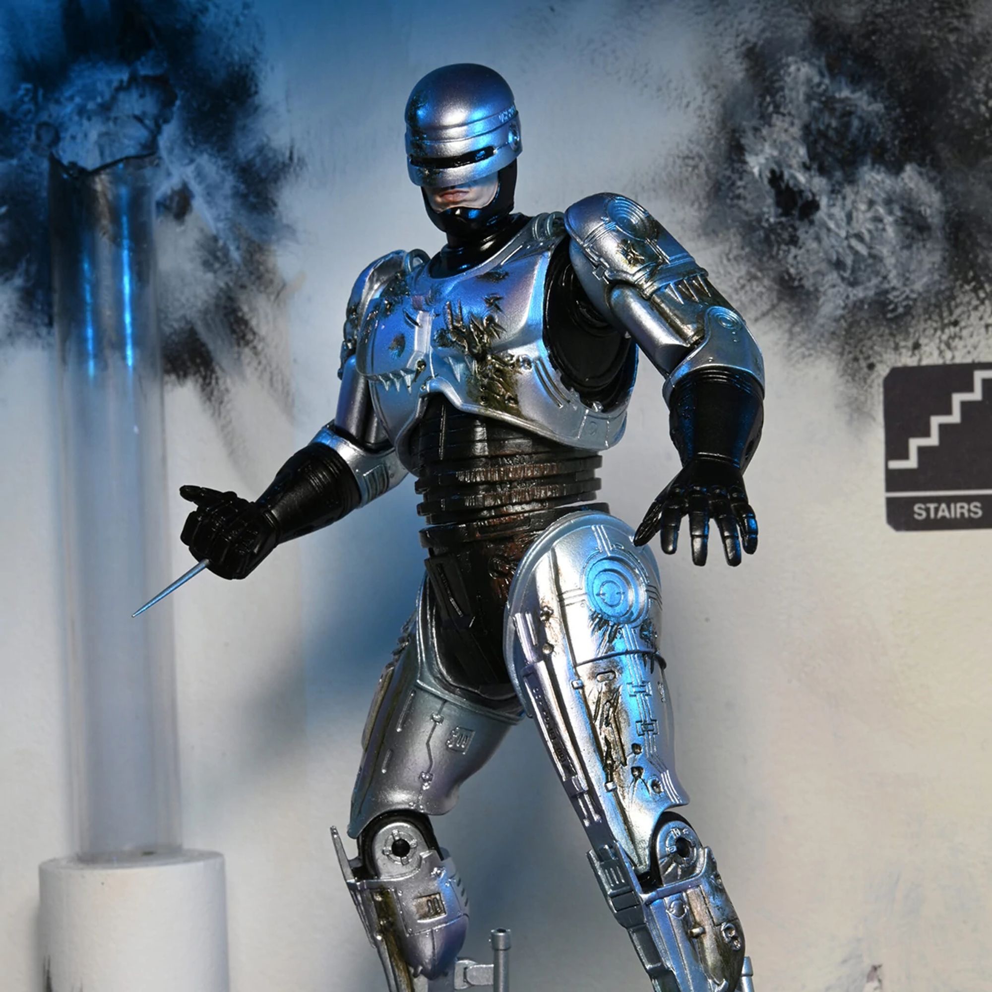 ROBOCOP – 7” SCALE ACTION FIGURES – ULTIMATE BATTLE-DAMAGED ROBOCOP W/CHAIR