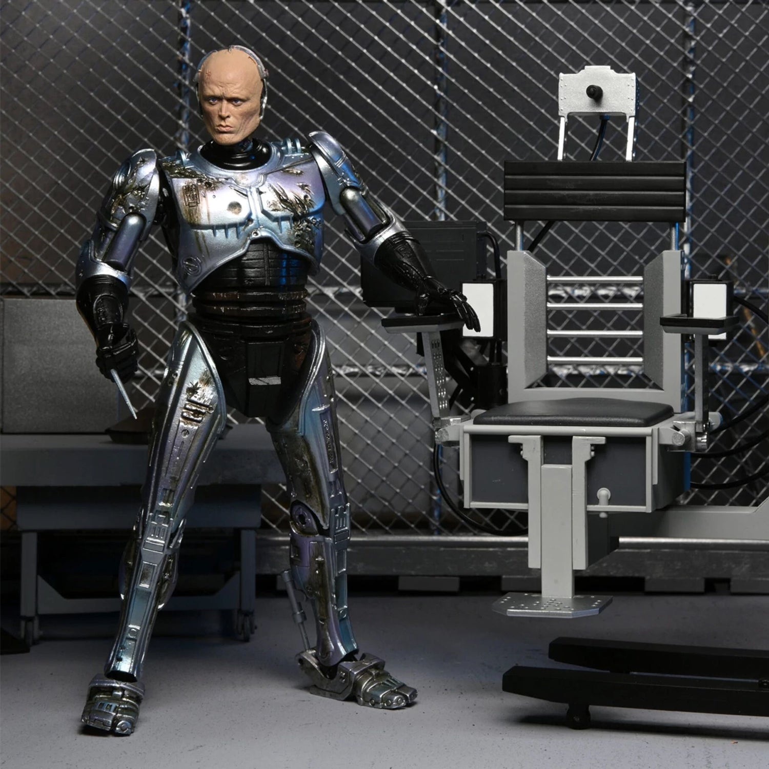 ROBOCOP – 7” SCALE ACTION FIGURES – ULTIMATE BATTLE-DAMAGED ROBOCOP W/CHAIR