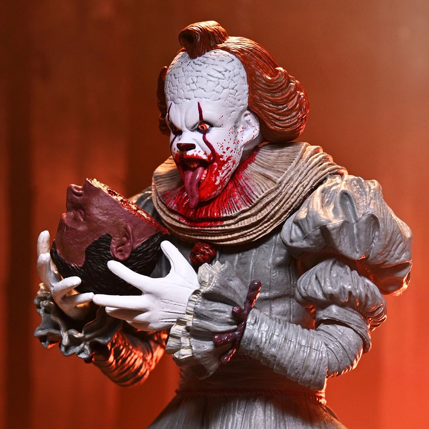 WELCOME TO DERRY - 7" SCALE ACTION FIGURE - ULTIMATE PENNYWISE
