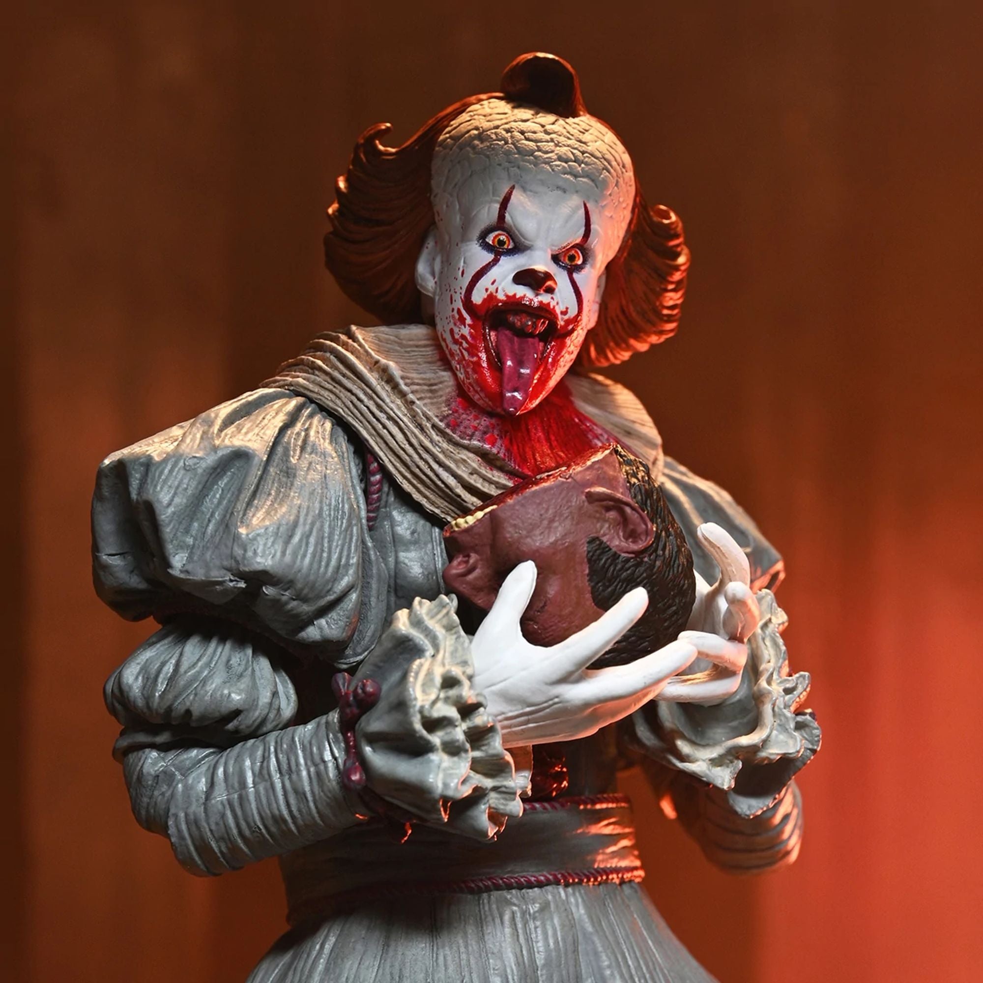 WELCOME TO DERRY - 7" SCALE ACTION FIGURE - ULTIMATE PENNYWISE