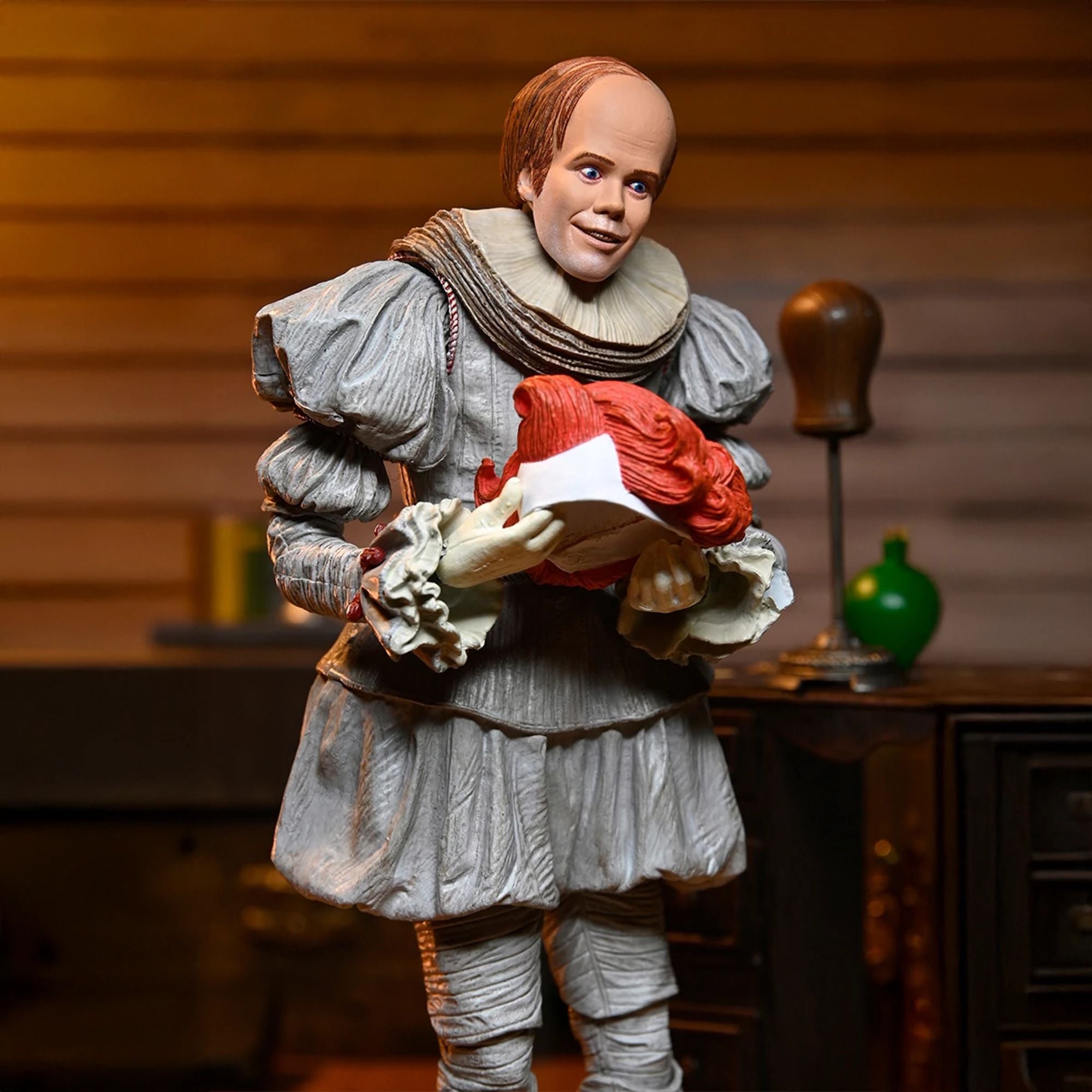 WELCOME TO DERRY - 7" SCALE ACTION FIGURE - ULTIMATE BOB GRAY AS PENNYWISE