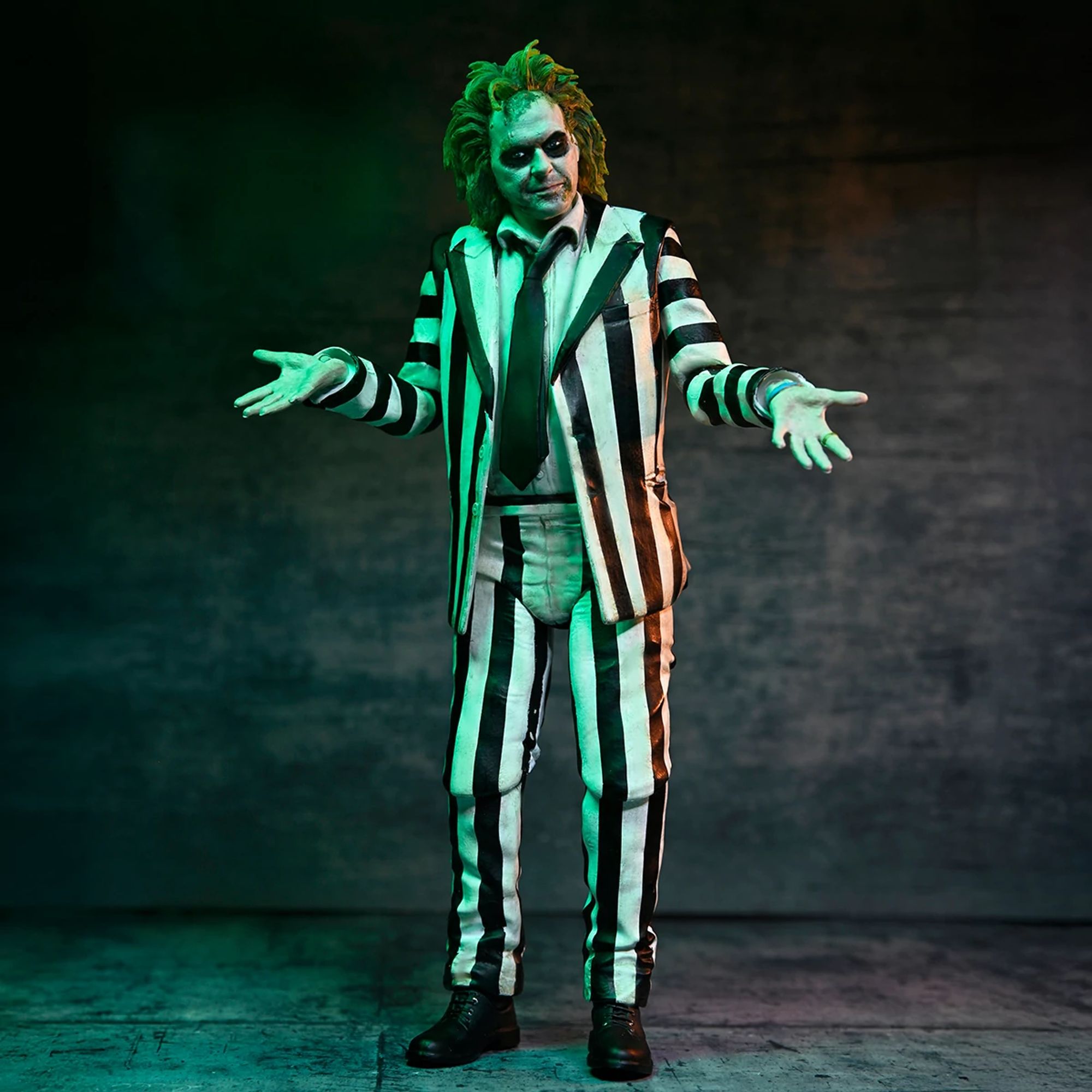 BEETLEJUICE BEETLEJUICE - 7" SCALE ACTION FIGURE - ULTIMATE "STRIPED SUIT" BEETLEJUICE