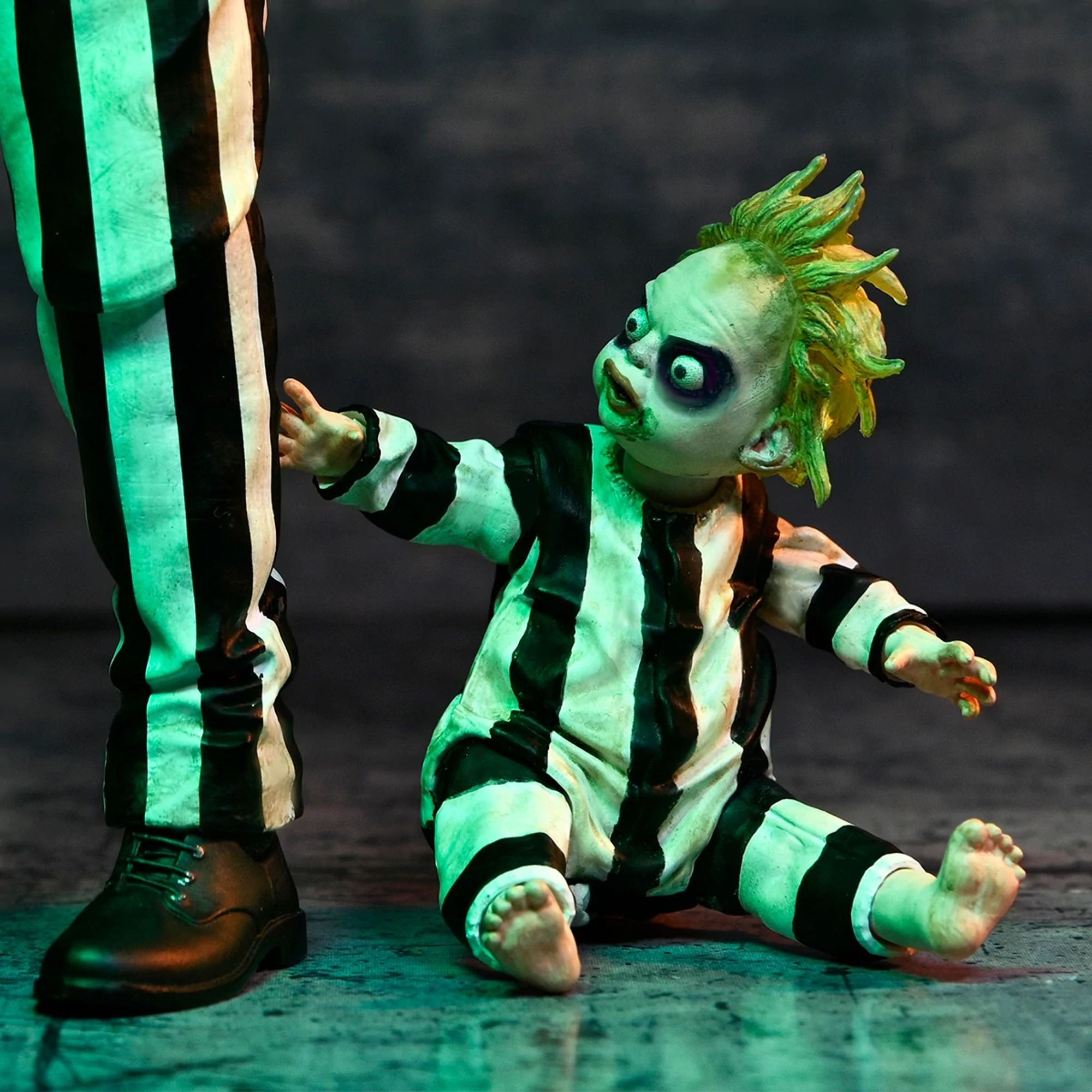 BEETLEJUICE BEETLEJUICE - 7" SCALE ACTION FIGURE - ULTIMATE "STRIPED SUIT" BEETLEJUICE