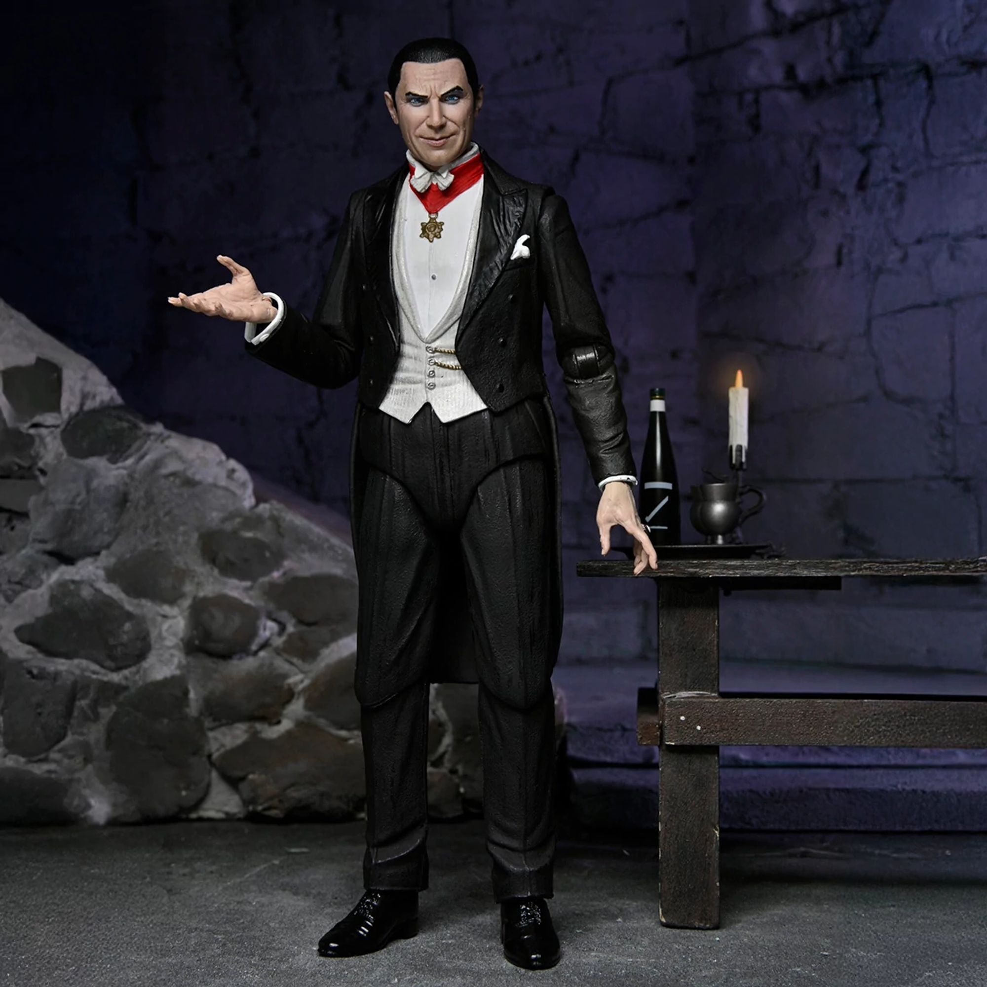 UNIVERSAL MONSTERS - 7&quot; ACTION FIG - ULTIMATE DRACULA (TRANSYLVANIA)