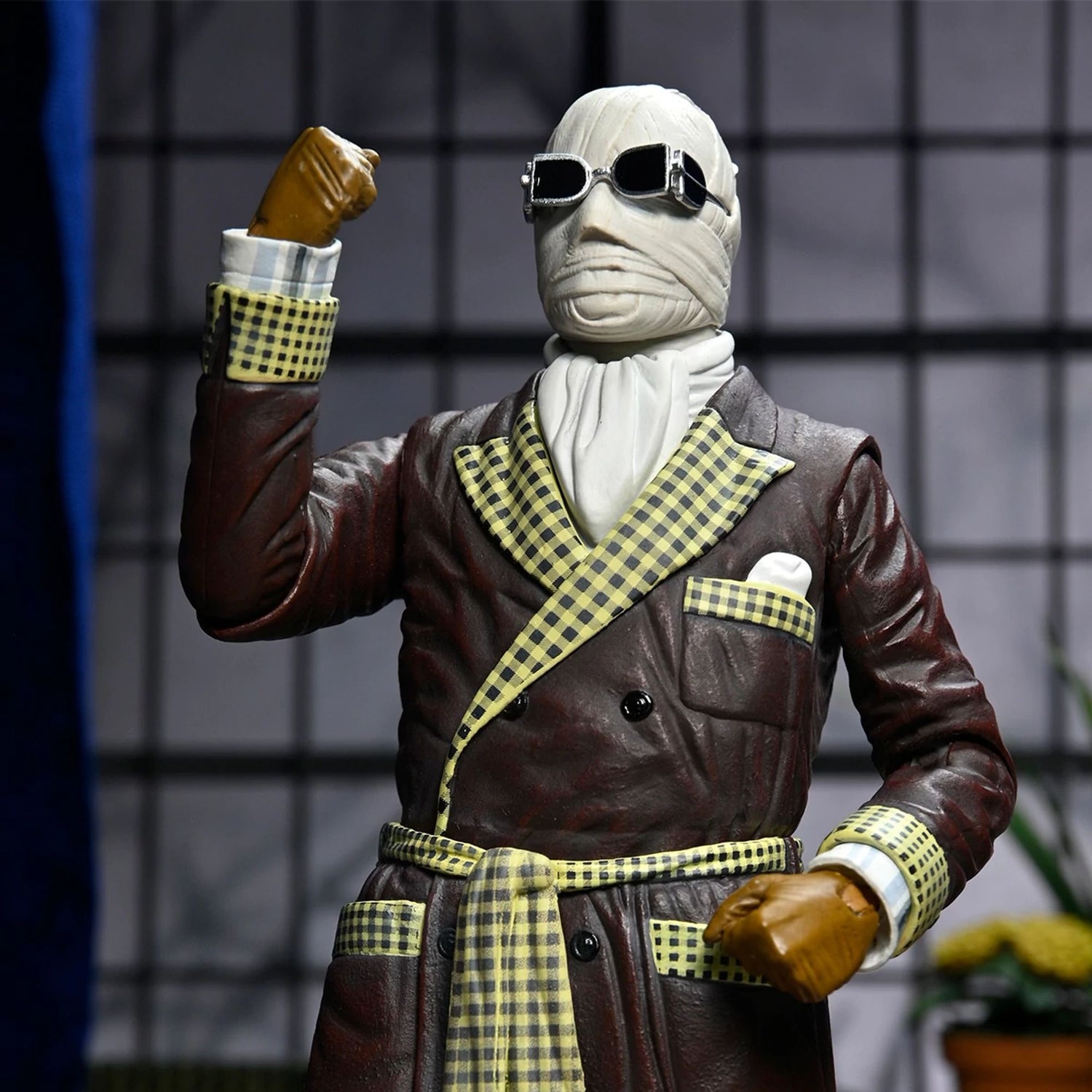 UNIVERSAL MONSTERS - 7” SCALE ACTION FIGURE - ULTIMATE INVISIBLE MAN FIGURE “KEMP HOUSE” (COLOR)