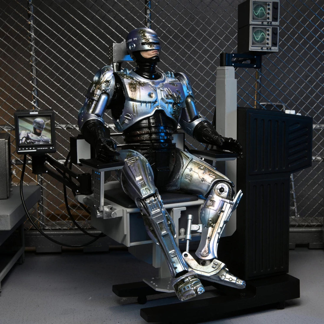 ROBOCOP – 7” SCALE ACTION FIGURES – ULTIMATE BATTLE-DAMAGED ROBOCOP W/CHAIR