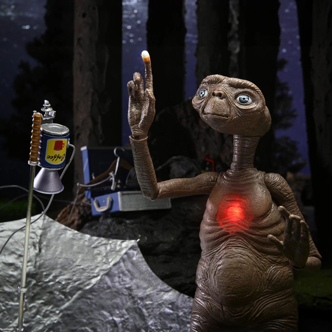 E.T. 40TH ANNIVERSARY - 7&quot; SCALE ACTION FIGURE - ULTIMATE DELUXE E.T. W LED CHEST