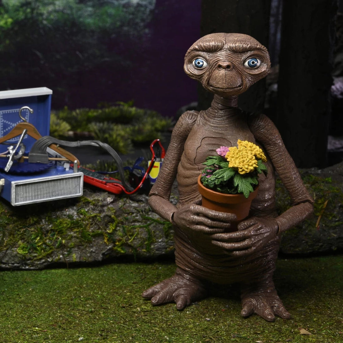 ET 40TH ANNIVERSARY - 7" SCALE ACTION FIGURE - ULTIMATE DELUXE AND W LED CHEST