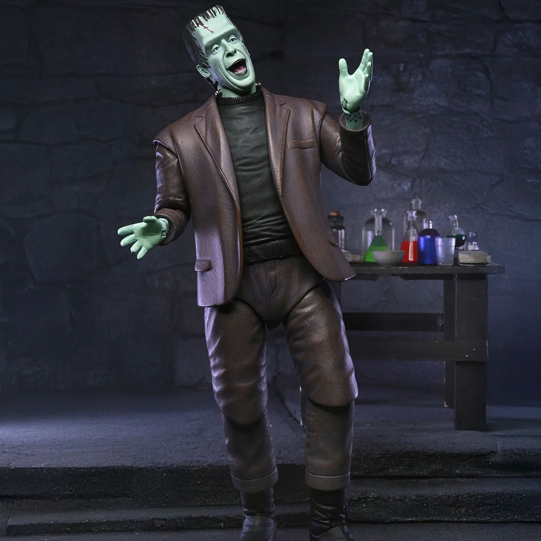 THE MUNSTERS (TV SERIES) - 7” SCALE ACTION FIGURE - ULTIMATE HERMAN MUNSTER